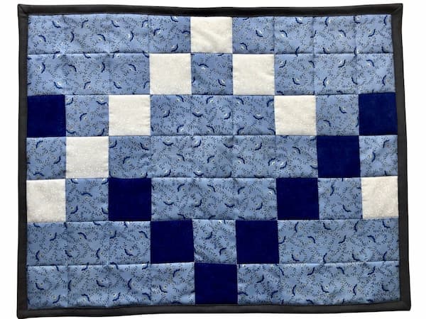 blue placemat with twisted chain.